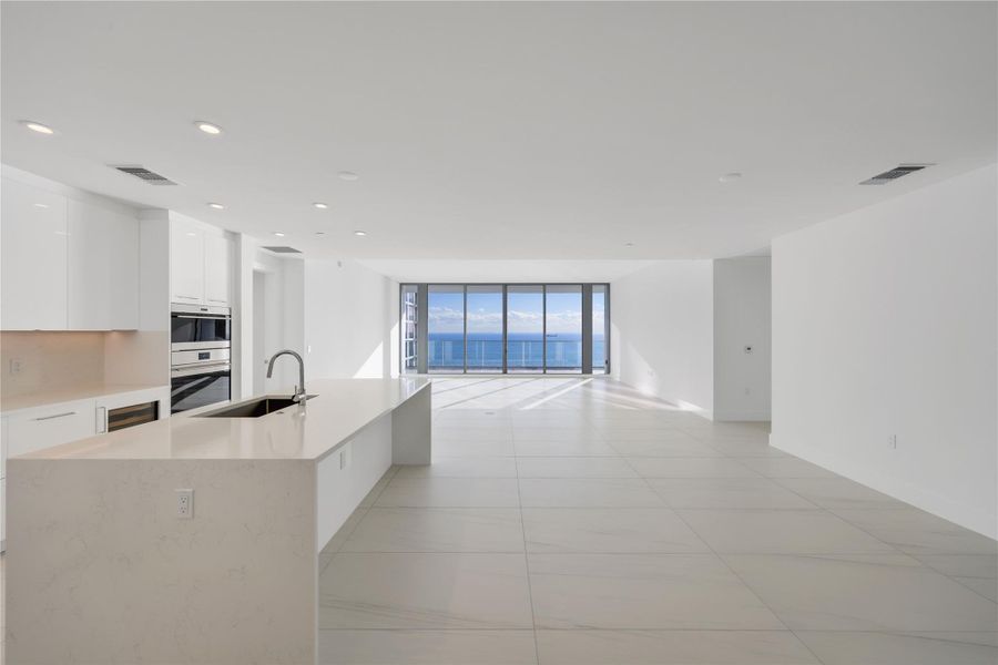 Spacious, unfurnished interior of a new home in , Fort Lauderdale (Image 23).