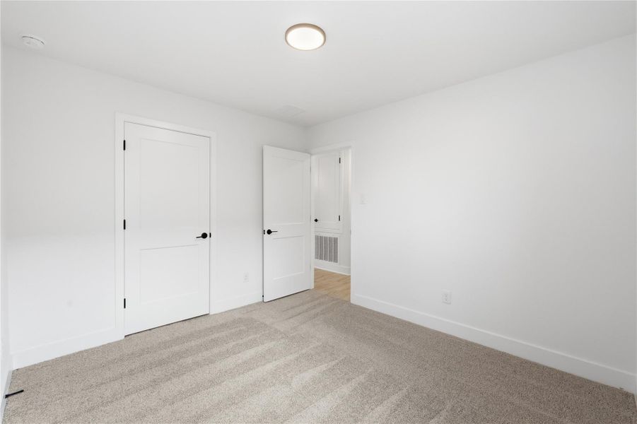 Spacious, unfurnished interior of a new home in Grand Oaks Reserve, Cleveland (Image 20).