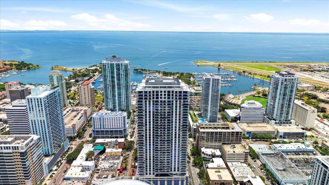 Condo located in St. Petersburg, FL showcasing its design and architecture (Image 40).