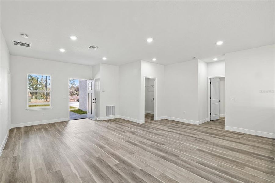 Spacious, unfurnished interior of a new home in , Ocala (Image 27).