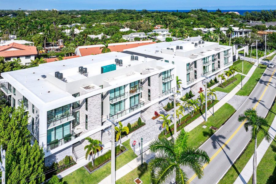 Condo located in Delray Beach, FL showcasing its design and architecture (Image 4). Condo located in Delray Beach, FL showcasing its design and architecture (Image 4).