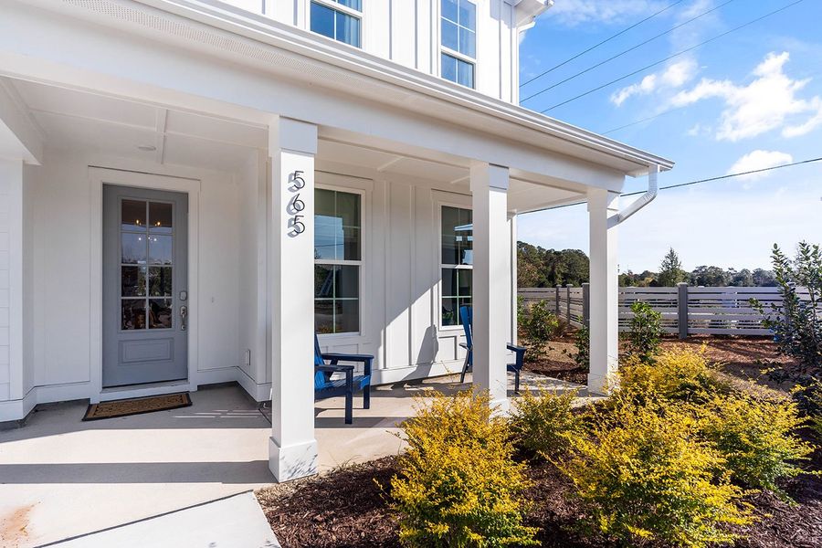 Representative exterior details of a home built from the The Hampton by RobuckHomes in Windwater, Hampstead (Image 37).