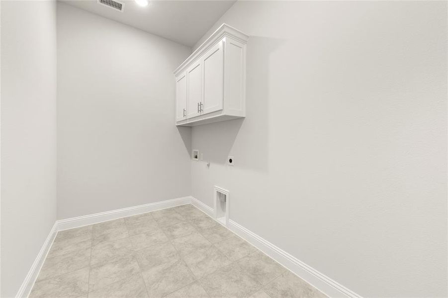 Spacious, unfurnished interior of a new home in Painted Tree Showcase, McKinney (Image 21).