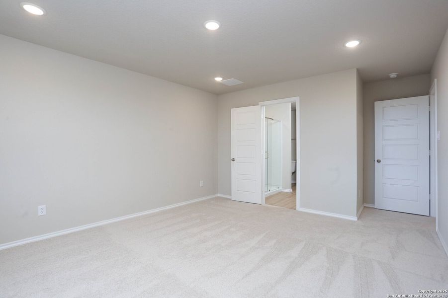 Spacious, unfurnished interior of a new home in Fairway Crossing 40s, San Antonio (Image 20). Spacious, unfurnished interior of a new home in Fairway Crossing 40s, San Antonio (Image 20).