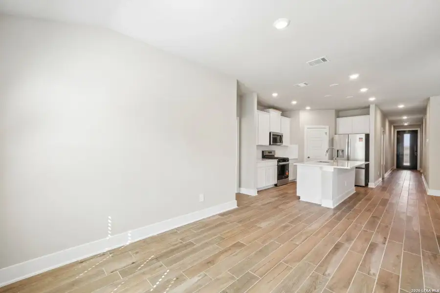 Spacious, unfurnished interior of a new home in Comanche Ridge, San Antonio (Image 28).