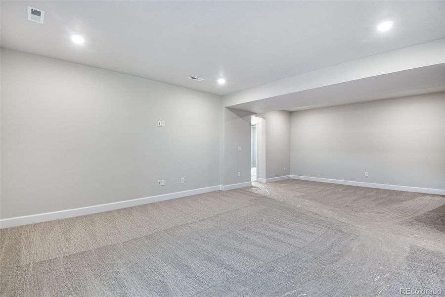 Spacious, unfurnished interior of a new home in Ensemble at The Aurora Highlands, Aurora (Image 35).