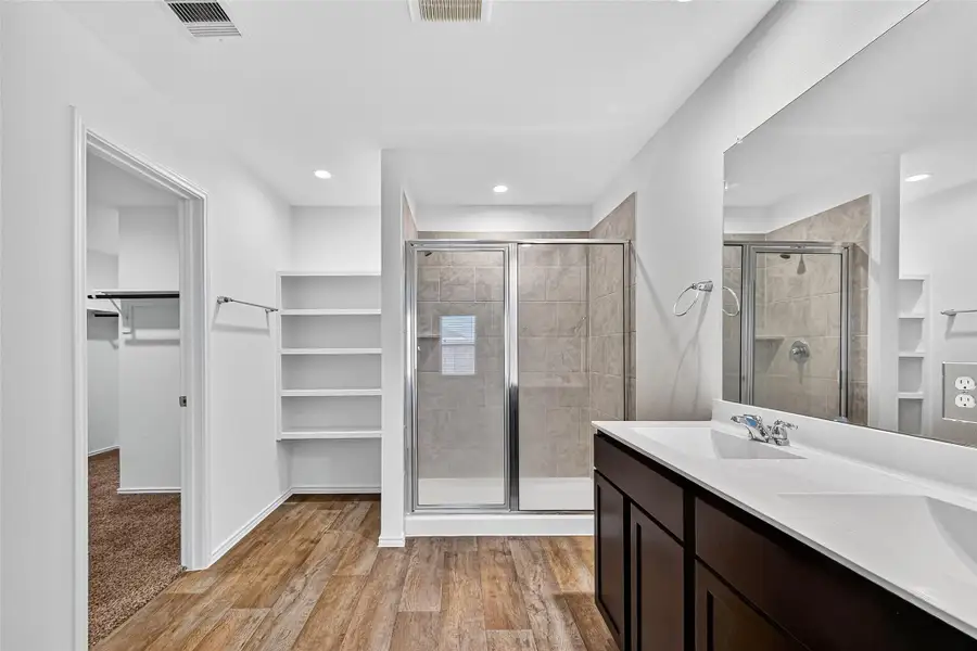 GIANT EN-SUITE PRIMARY BATHROOM