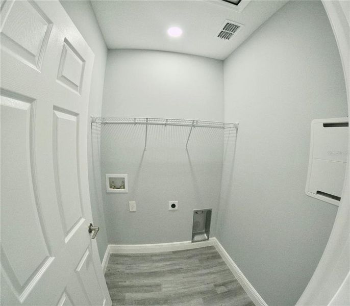 Spacious, unfurnished interior of a new home in , Tampa (Image 23).