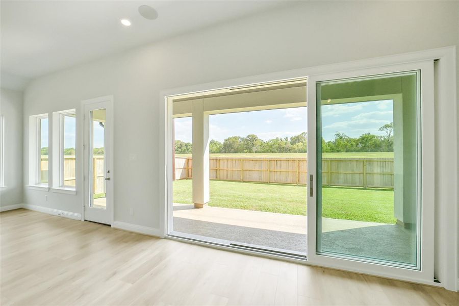 Spacious, unfurnished interior of a new home in Sienna 65', Missouri City (Image 23).