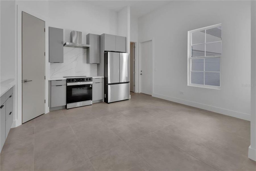 Spacious, unfurnished interior of a new home in , Deland (Image 13).