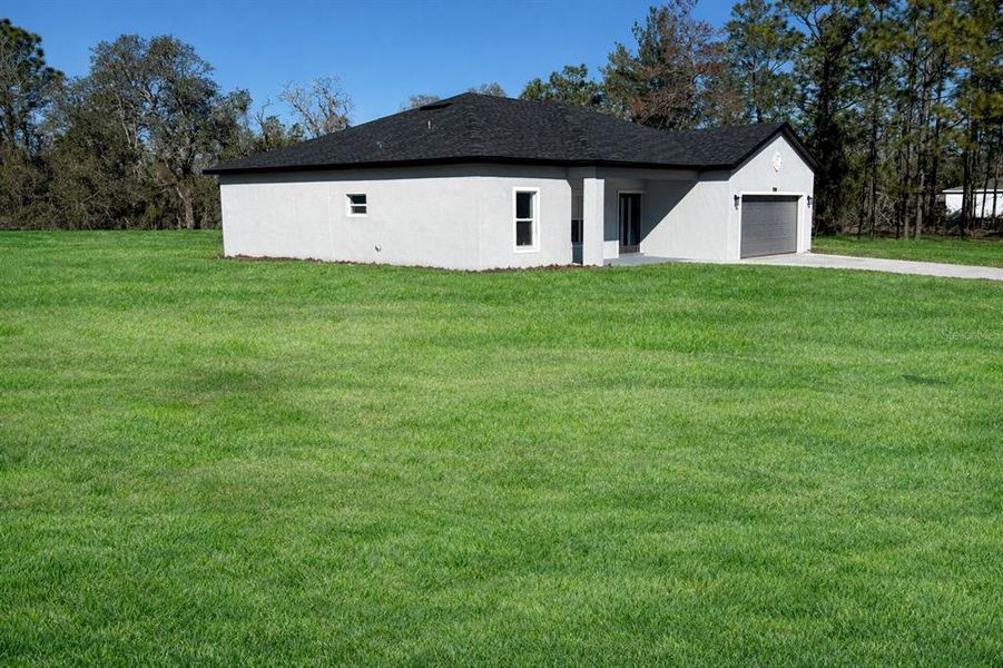 Exterior details and patio area of a home in , Citrus Springs (Image 3).