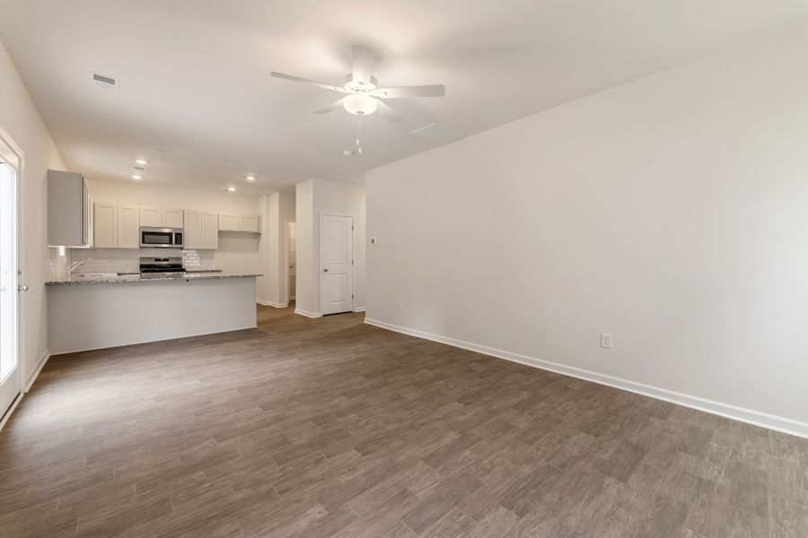 Spacious, unfurnished interior of a new home in Richmond Hill, Inman (Image 23).