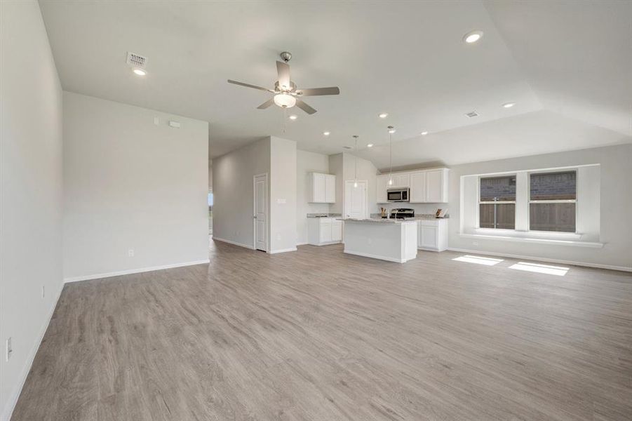 Spacious, unfurnished interior of a new home in Mobberly Farms, Pilot Point (Image 31).