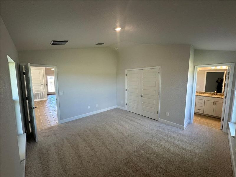 Spacious, unfurnished interior of a new home in Ocala Crossings South, Ocala (Image 9).