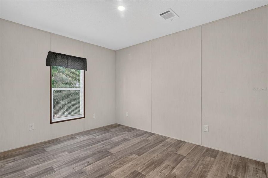Spacious, unfurnished interior of a new home in , Bronson (Image 28).