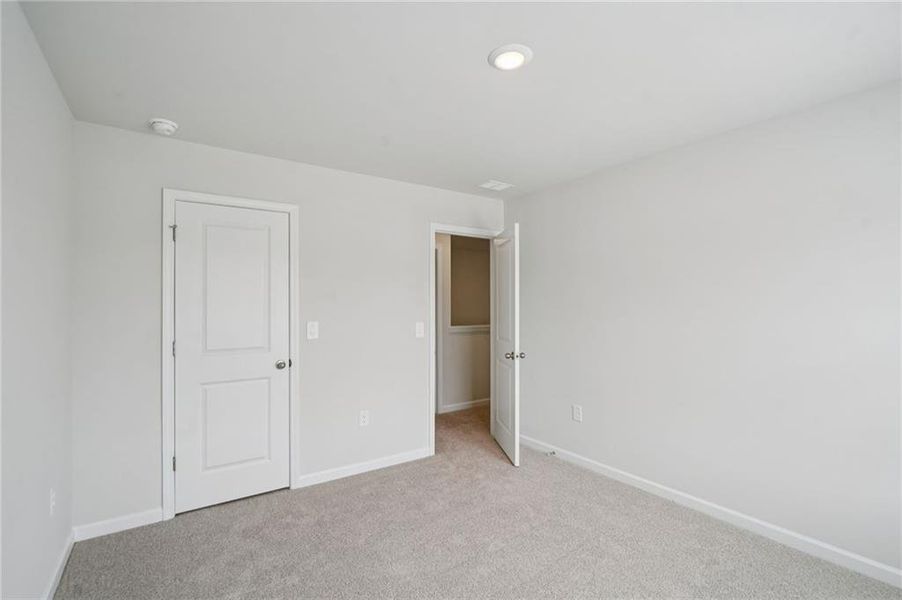 Spacious, unfurnished interior of a new home in Westmont Preserve, Powder Springs (Image 24).