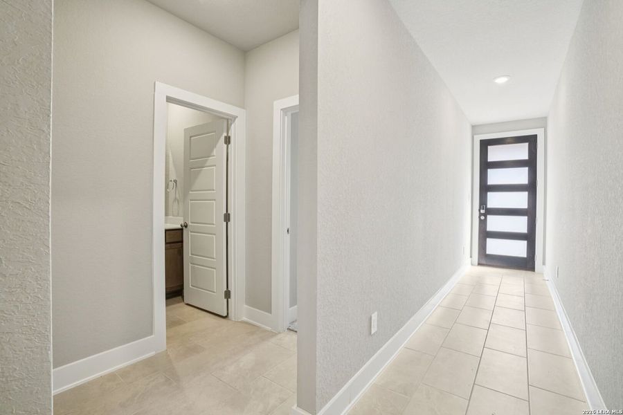 Spacious, unfurnished interior of a new home in Lark Canyon, New Braunfels (Image 35).