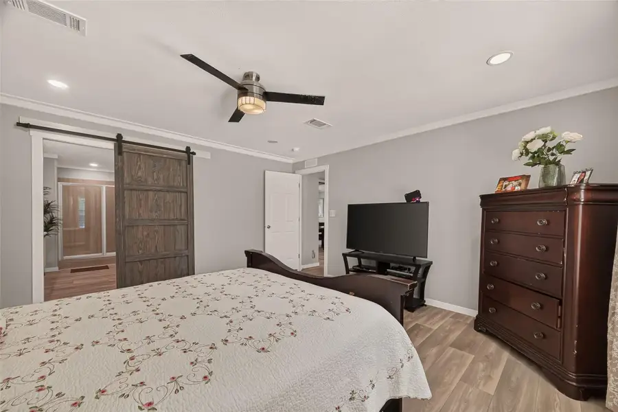 Furnished interior view inside a new home in , Baytown (Image 14).
