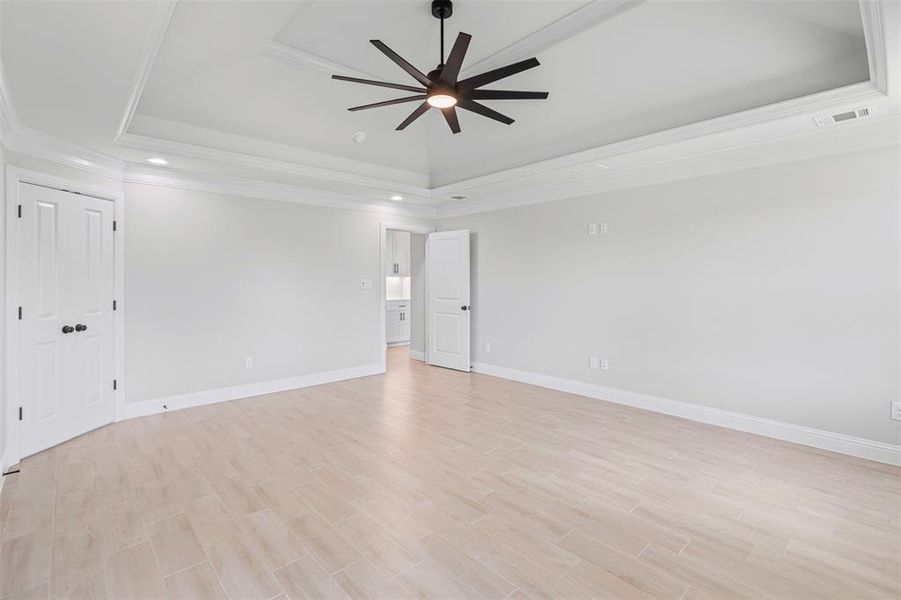 Spacious, unfurnished interior of a new home in Pecan Plantation, Granbury (Image 23).