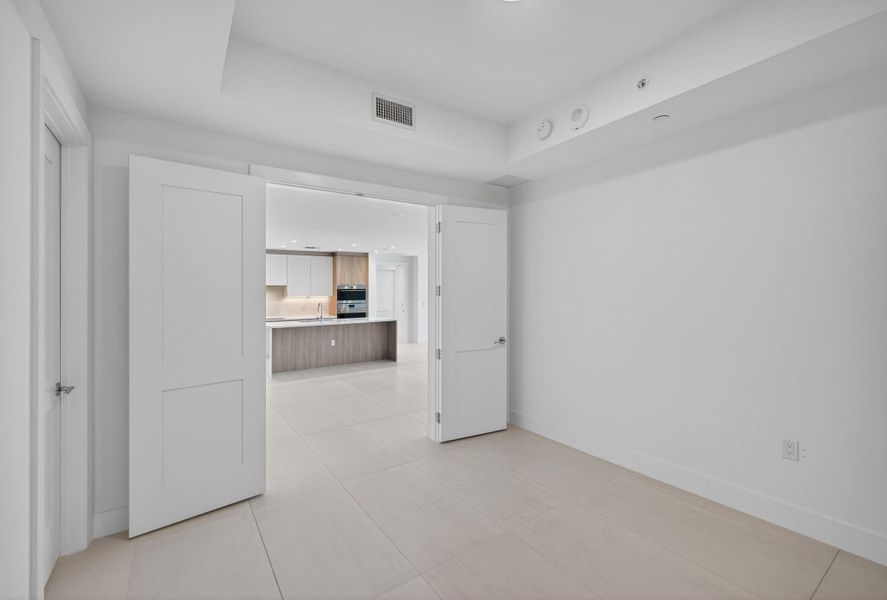 Spacious, unfurnished interior of a new home in , Fort Lauderdale (Image 25).
