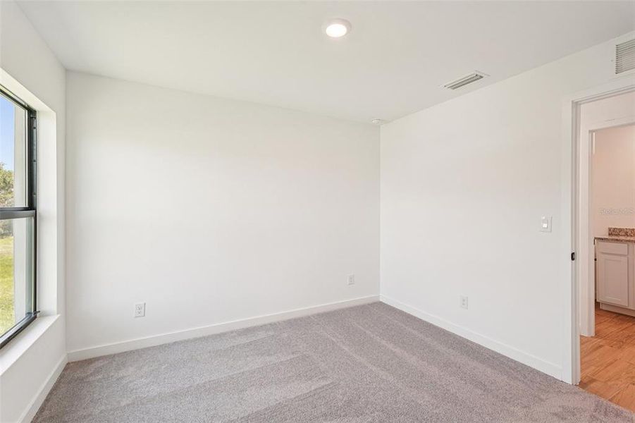 Spacious, unfurnished interior of a new home in Port Charlotte, North Port (Image 23).