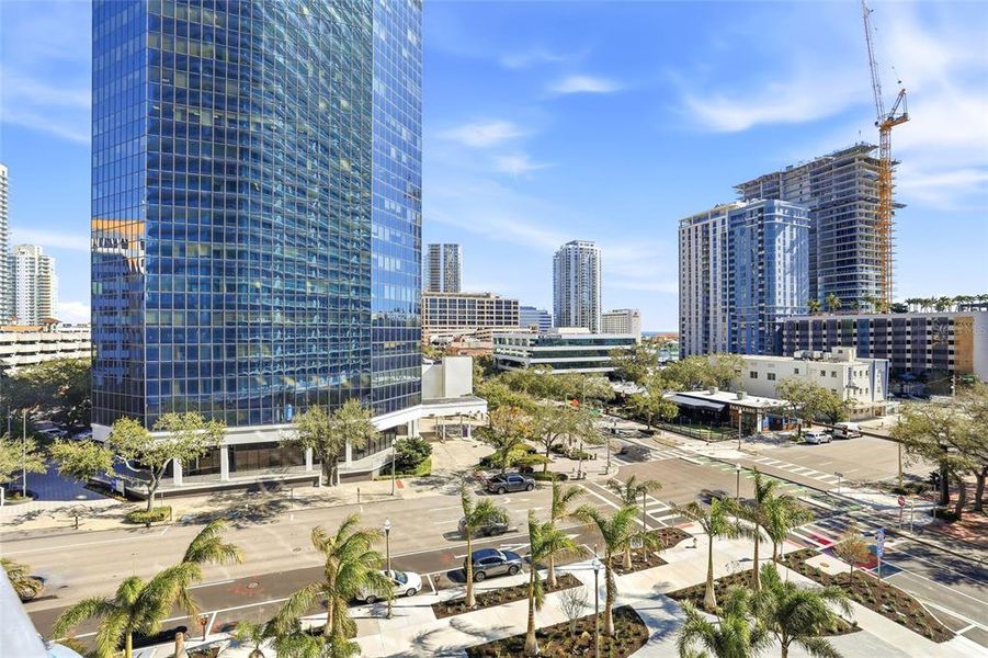 Condo located in St. Petersburg, FL showcasing its design and architecture (Image 40).