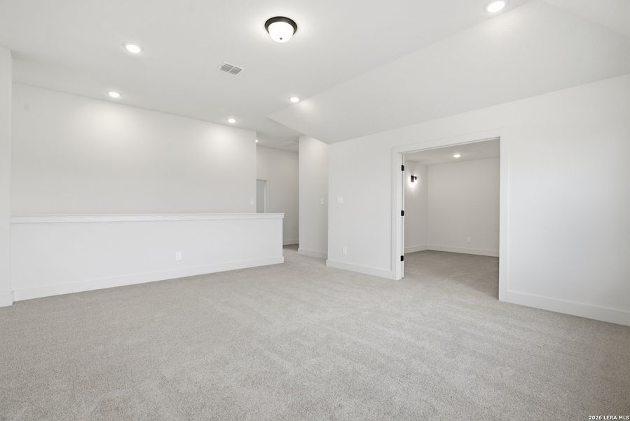 Spacious, unfurnished interior of a new home in Haby Hill 50s, San Antonio (Image 16).