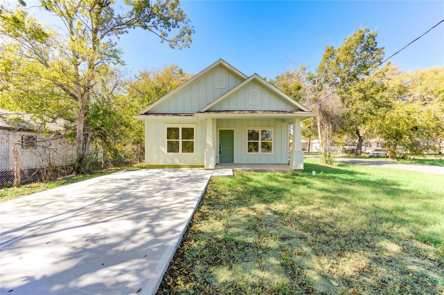 Front exterior of a new home in , Navasota, TX, highlighting curb appeal (Image 1). Front exterior of a new home in , Navasota, TX, highlighting curb appeal (Image 1).