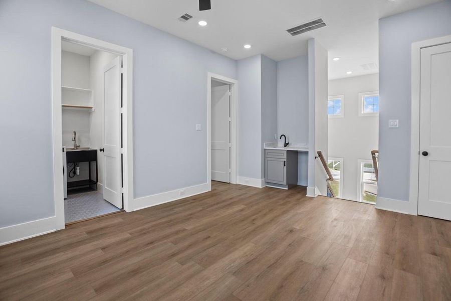 Spacious, unfurnished interior of a new home in , Galveston (Image 28).