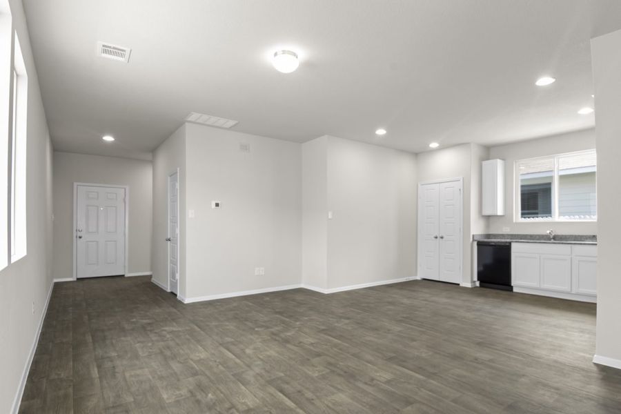 Spacious, unfurnished interior of a new home in Casetta Ranch, Kyle (Image 12).