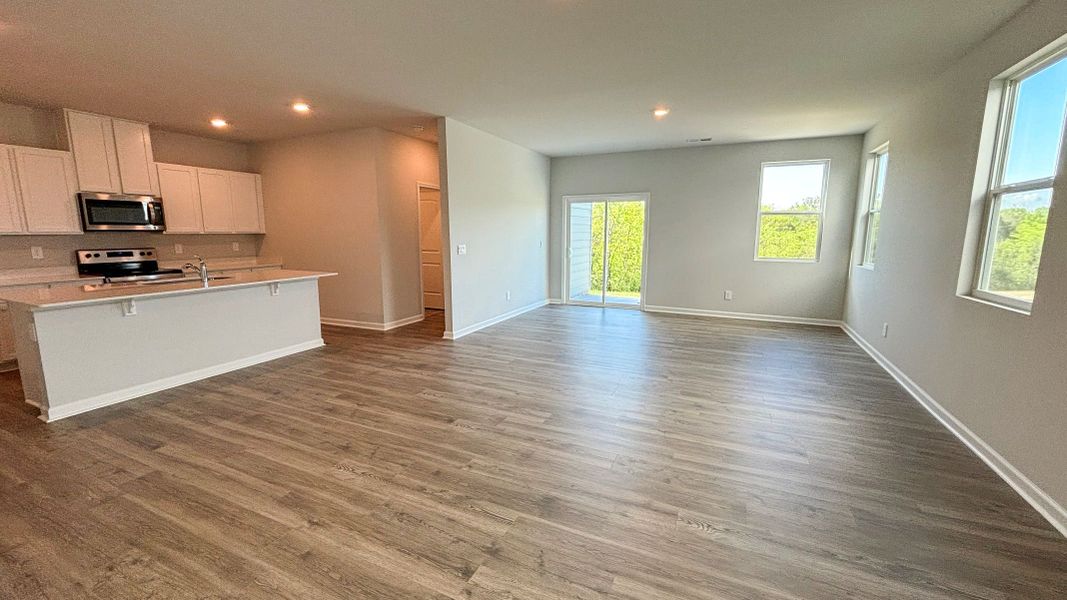 Spacious, unfurnished interior of a new home in River Landing, Murfreesboro (Image 11).