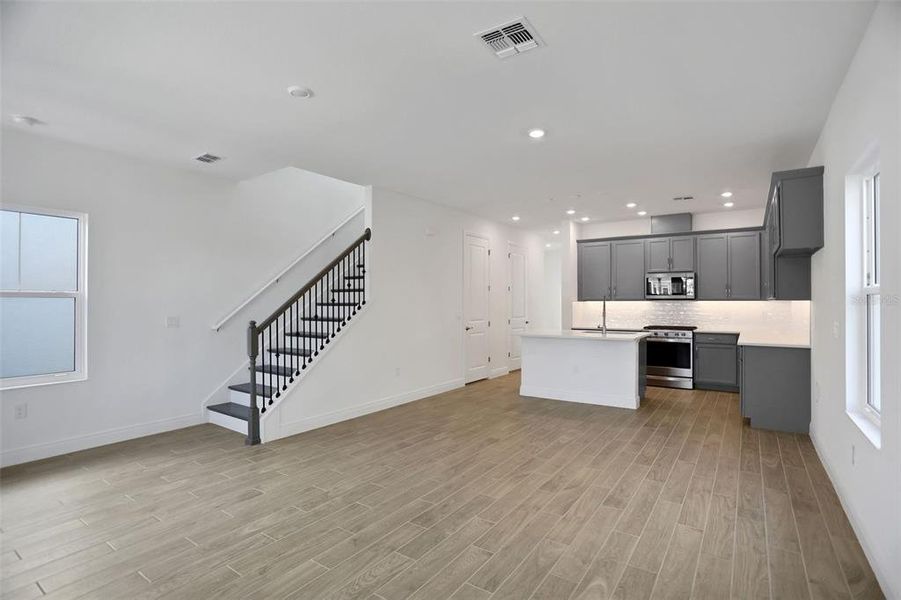 Spacious, unfurnished interior of a new home in Bungalow Walk at Lakewood Ranch, Sarasota (Image 33).