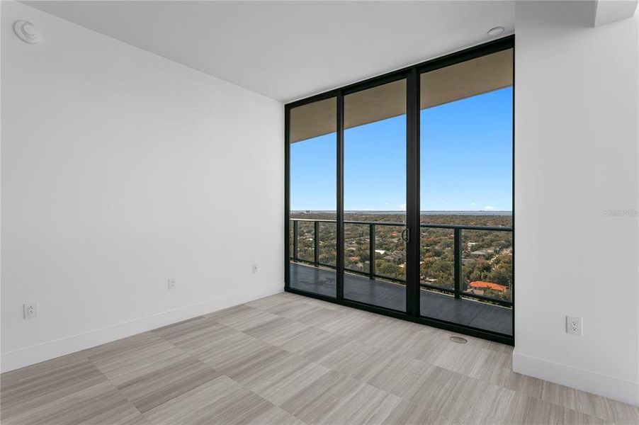 Spacious, unfurnished interior of a new home in , Tampa (Image 63).