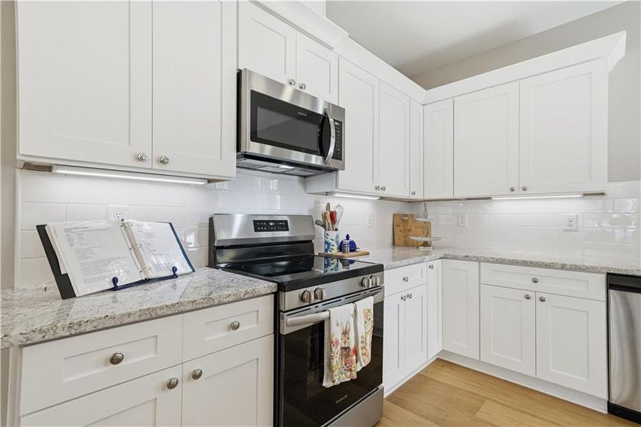 Furnished interior view inside a new home in , Jasper (Image 19).