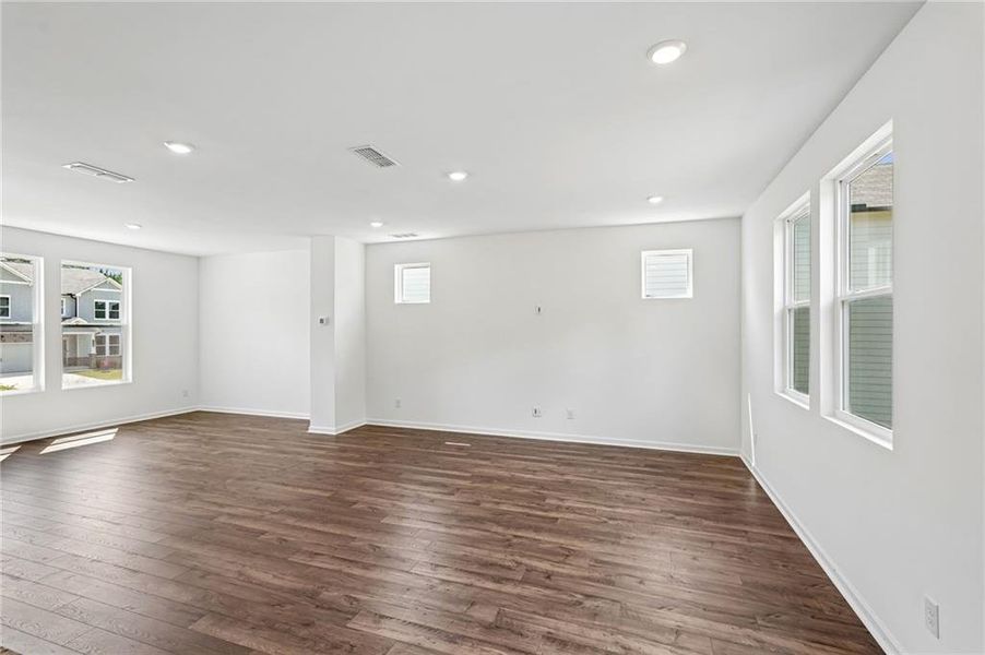 Spacious, unfurnished interior of a new home in Heritage River, Euharlee (Image 39). Spacious, unfurnished interior of a new home in Heritage River, Euharlee (Image 39).