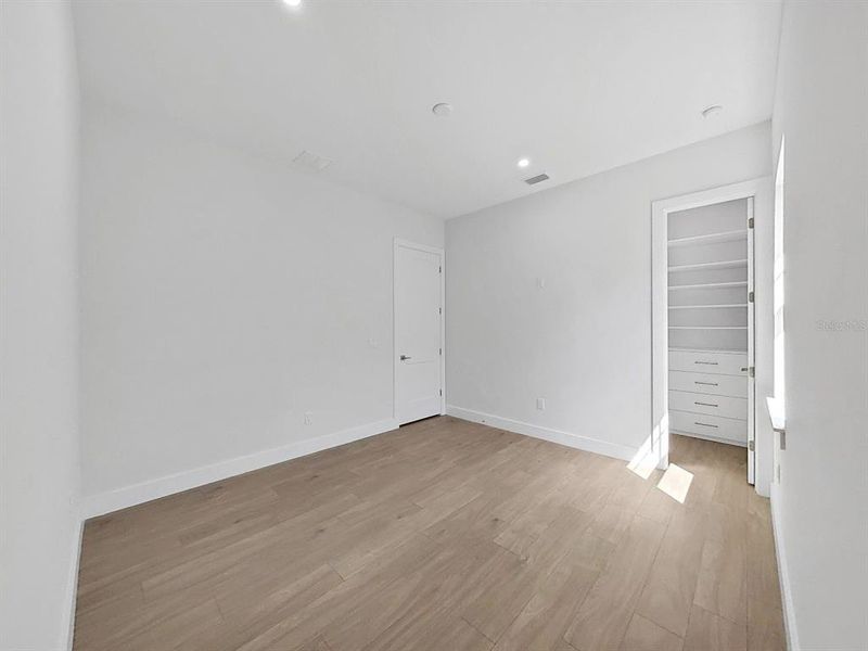 Spacious, unfurnished interior of a new home in Southern Hills Plantation, Brooksville (Image 38).