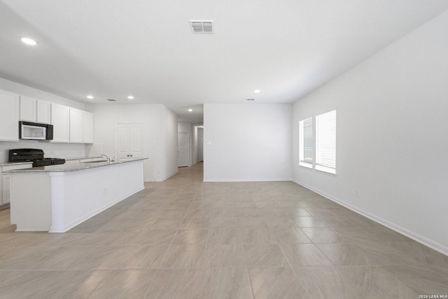 Spacious, unfurnished interior of a new home in Red Hawk Landing, San Antonio (Image 16).