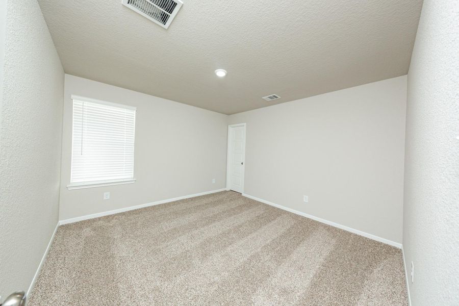 Spacious, unfurnished interior of a new home in Mackenzie Creek, Conroe (Image 13).