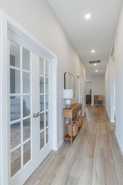 Furnished interior view inside a new home in Lago Mar, Texas City (Image 5).