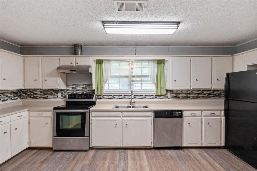 Furnished interior view inside a new home in , Gun Barrel City (Image 4).