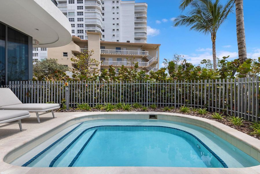 Condo located in Pompano Beach, FL showcasing its design and architecture (Image 4).