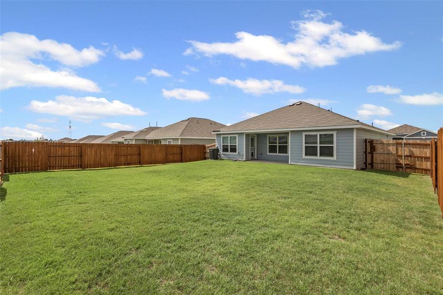 Huge backyard with covered patio is great for entertaining! Huge backyard with covered patio is great for entertaining!