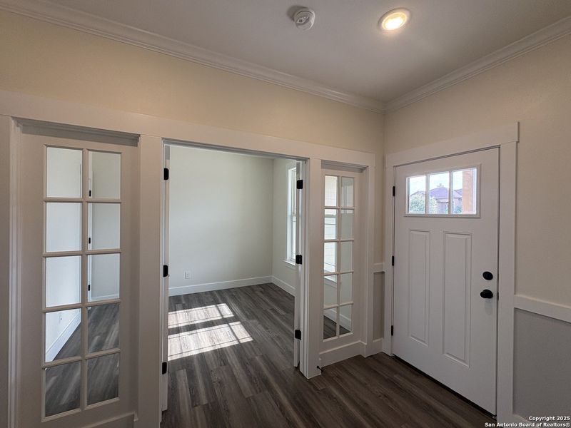 Spacious, unfurnished interior of a new home in Las Palomas Country Club Estates, La Vernia (Image 12).