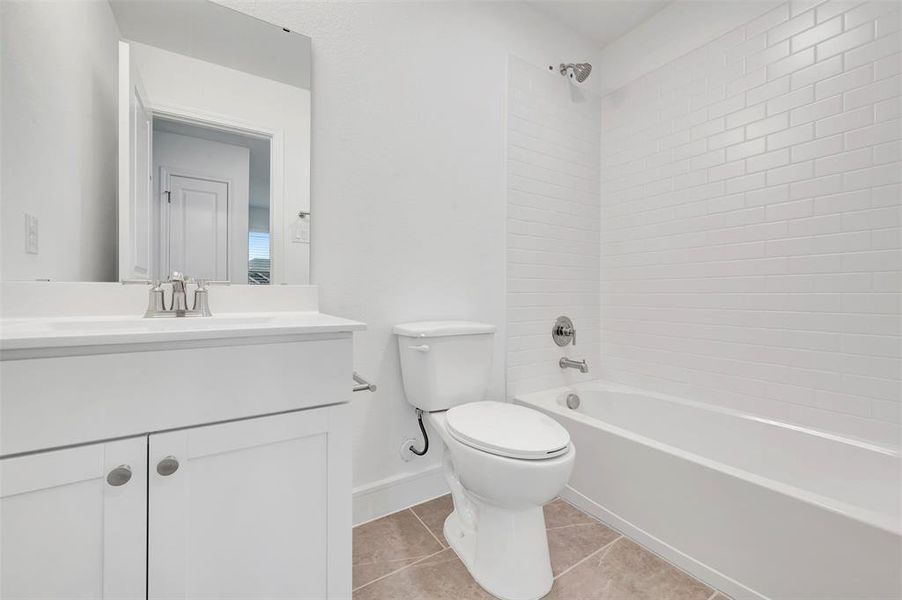 Furnished interior view inside a new home in Creekshaw, Royse City (Image 14).