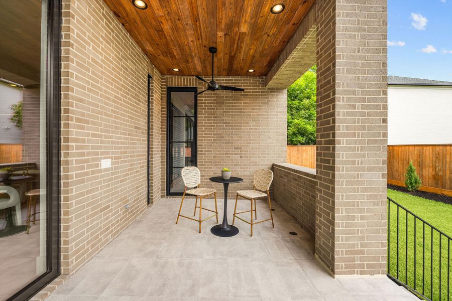 Extension of the veranda featuring ample room for lounging and entertaining in style.