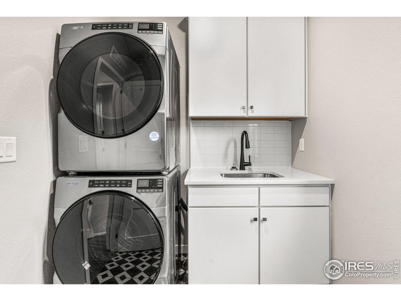 Laundry room (includes washer dryer)