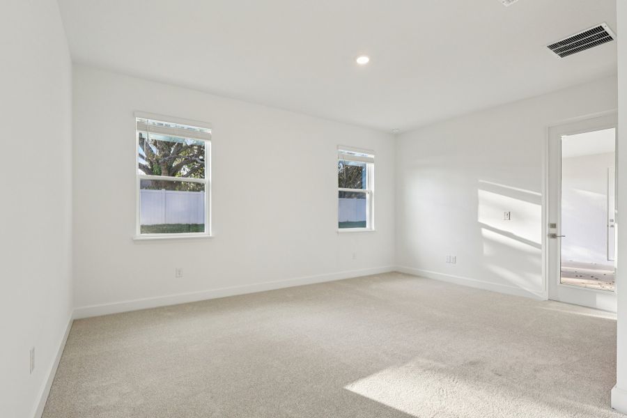 Spacious, unfurnished interior of a new home in Country Club Estates, Palm Bay (Image 6).