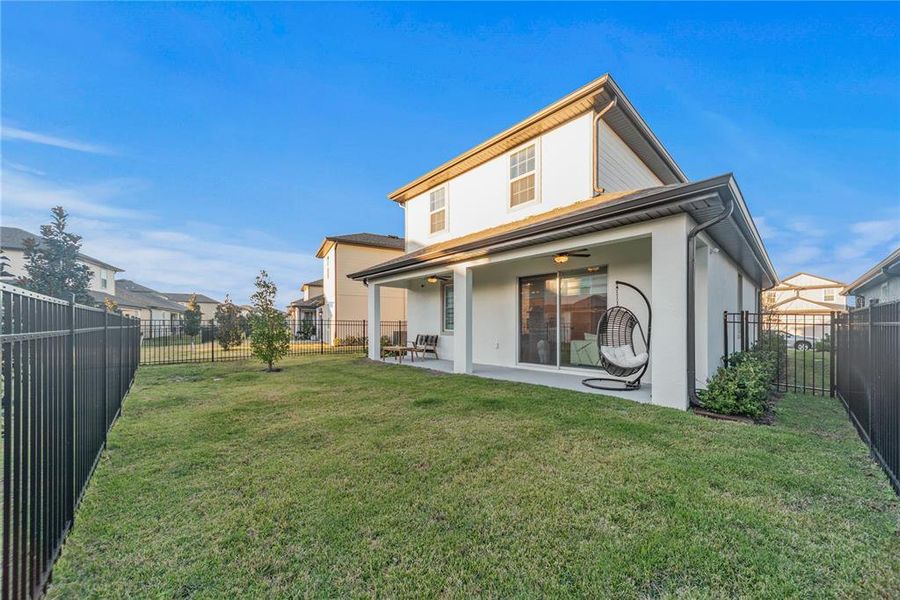 Exterior details and patio area of a home in Reunion Village, Kissimmee (Image 3).