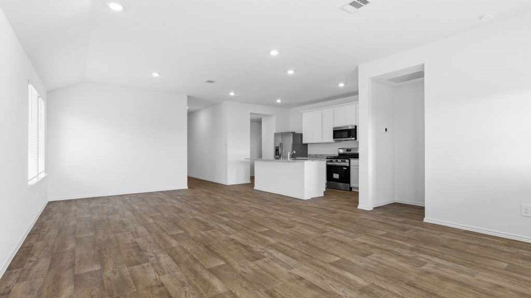 Spacious, unfurnished interior of a new home in Tamarron, Fulshear (Image 25).