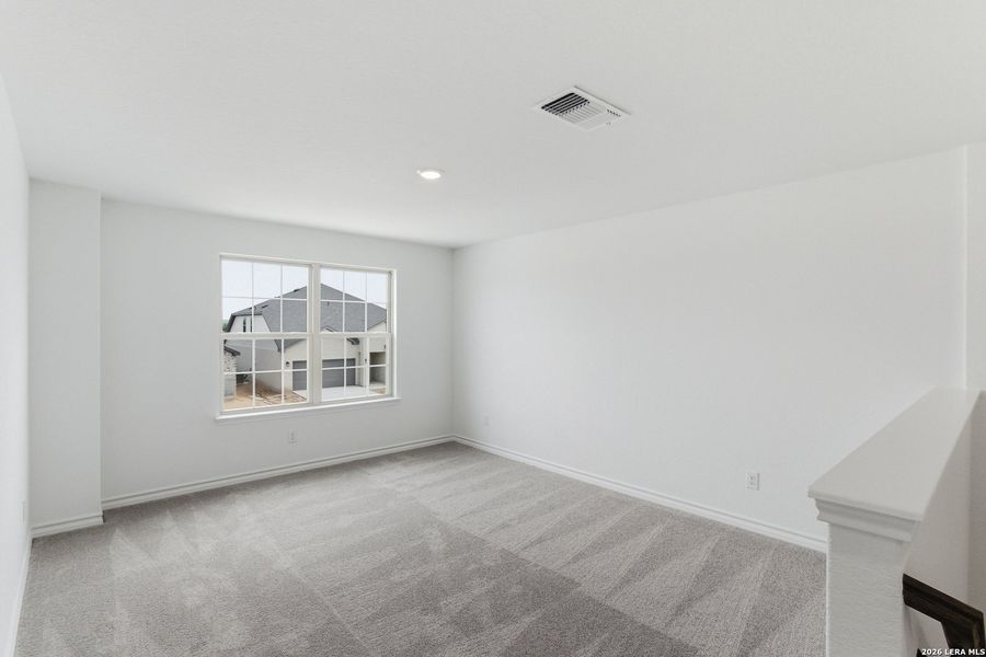 Spacious, unfurnished interior of a new home in Nopal Valley, San Antonio (Image 45).